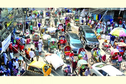 ট্রাকে ব্যানার লাগিয়ে কর্মস্থলে ফিরছে শ্রমজীবী মানুষ