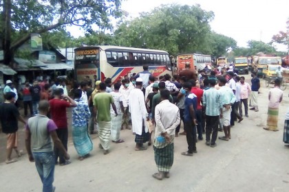 ত্রাণের দাবিতে শাহজাদপুরে মহাসড়ক অবরোধ করে বিক্ষোভ