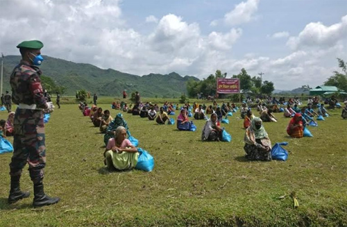 নেত্রকোনায় ভারত বাংলাদেশ সীমান্তবর্তী এলাকায় বিজিবির ত্রাণ বিতরণ 