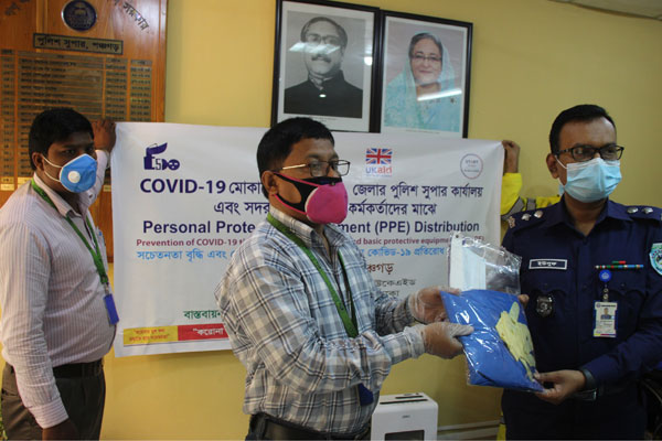 পঞ্চগড়ে পুলিশকে পিপিই উপহার