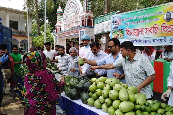 নরসিংদীতে রমজান উপলক্ষে 
নিম্ন মধ্যবিত্তদের মাঝে সবজি বিতরণ