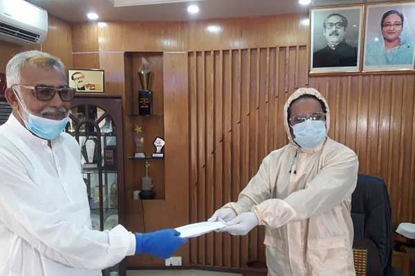 ত্রাণ সহায়তা দিতে ভাতার টাকা দিলেন মুক্তিযোদ্ধারা 