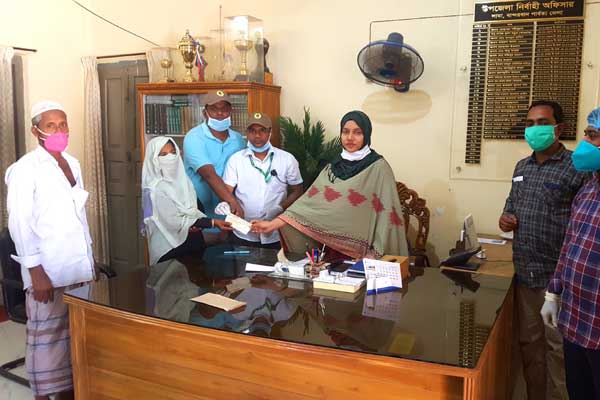 লামায় বন্য হাতির আক্রমণে ক্ষতিগ্রস্তদের ক্ষতিপূরণ প্রদান