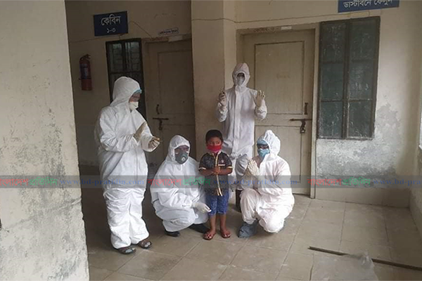 বাবার পর করোনা জয় করে বাড়ি ফিরল শিশু ও মা