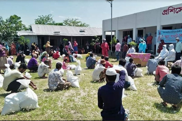 মাদারীপুরে প্রতিবন্ধীদের মাঝে খাদ্যসামগ্রী বিতরণ