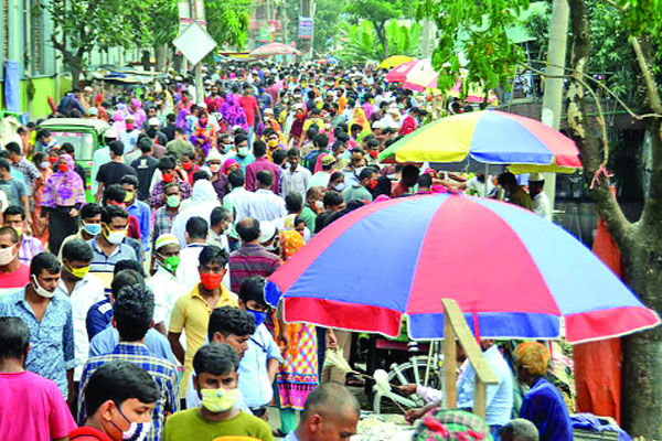 সামাজিক দূরত্ব না মেনেই যাতায়াত করছেন পোশাক শ্রমিকরা