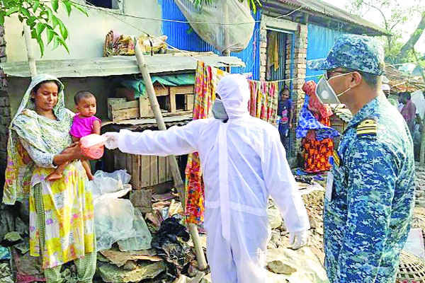 খুলনায় নৌবাহিনীর খাদ্যসামগ্রী বিতরণ