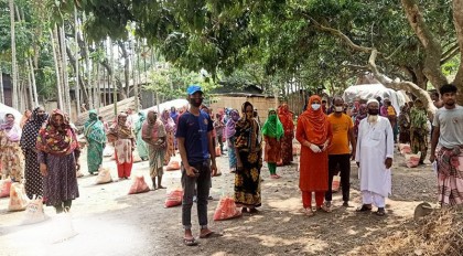 শ্রীপুরে দরিদ্র পরিবারের মাঝে খাদ্যসামগ্রী বিতরণ