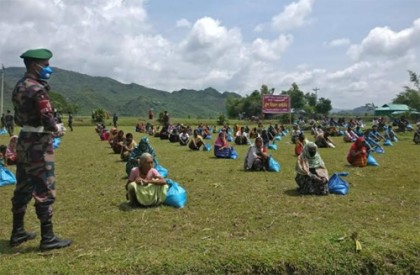 নেত্রকোনায় ভারত বাংলাদেশ সীমান্তবর্তী এলাকায় বিজিবির ত্রাণ বিতরণ 