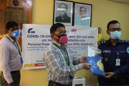 পঞ্চগড়ে পুলিশকে পিপিই উপহার