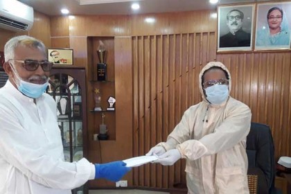 ত্রাণ সহায়তা দিতে ভাতার টাকা দিলেন মুক্তিযোদ্ধারা 