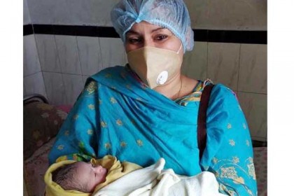 লকডাউনের মাঝে অসহায় গর্ভবতীর পাশে দাঁড়ালেন নারী কাউন্সিলর 