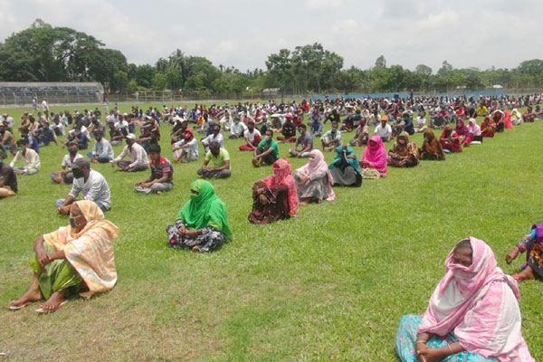 লালমনিরহাটের ৮০০ শ্রমিক পেল খাদ্য সহায়তা