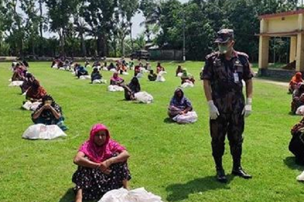 শার্শায় ১১০০ পরিবারের মাঝে বিজিবি'র খাদ্যসামগ্রী বিতরণ