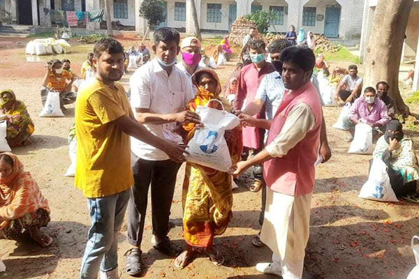 বগুড়ায় কর্মহীনদের মাঝে খাদ্যসামগ্রী বিতরণ

