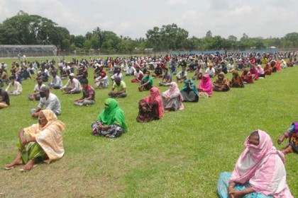 লালমনিরহাটের ৮০০ শ্রমিক পেল খাদ্য সহায়তা