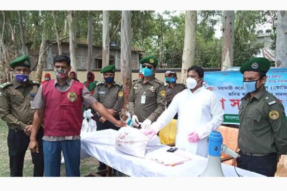 কাহালুতে আনসার-ভিডিপির সদস্যদের মাঝে ত্রাণসামগ্রী বিতরণ করলেন উপজেলা চেয়ারম্যান