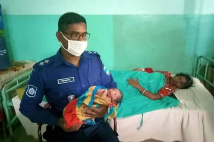 বাগেরহাটে রাস্তায় সন্তান প্রসব, উদ্ধার করে ক্লিনিকে ভর্তি করলো পুলিশ

