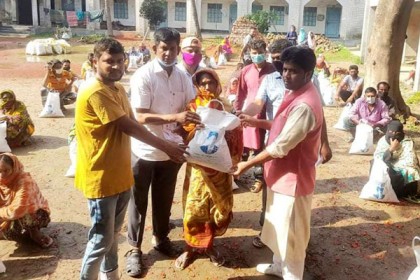 বগুড়ায় কর্মহীনদের মাঝে খাদ্যসামগ্রী বিতরণ

