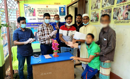 নরসিংদীতে সাংবাদিক সঞ্জিত সাহার পিতার প্রয়াণ দিবসে আর্থিক অনুদান