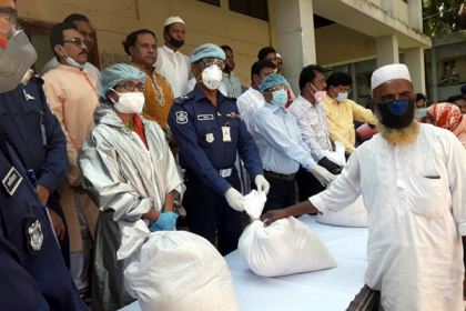 নাঙ্গলকোটে অসহায়দের মাঝে অর্থমন্ত্রীর উপহারসামগ্রী বিতরণ