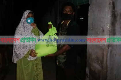 রাতের আধারে বাড়ি বাড়ি খাদ্য সামগ্রী পৌঁছে দিচ্ছেন এই নারী কাউন্সিলর
