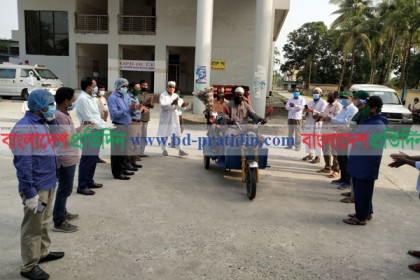কুড়িগ্রামে করোনাযুদ্ধে জয়ী ব্যক্তিকে ফুলেল শুভেচ্ছায় বাড়িতে প্রেরণ