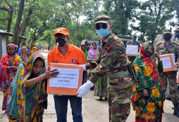 তিস্তার চরের অসহায়দের বাড়িতে খাবার পৌঁছে দিচ্ছে সেনাবাহিনী