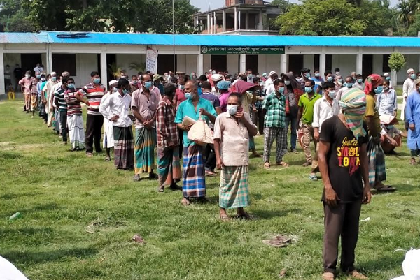 চুয়াডাঙ্গায় ৫০০ কর্মহীনকে খাদ্য সহায়তা