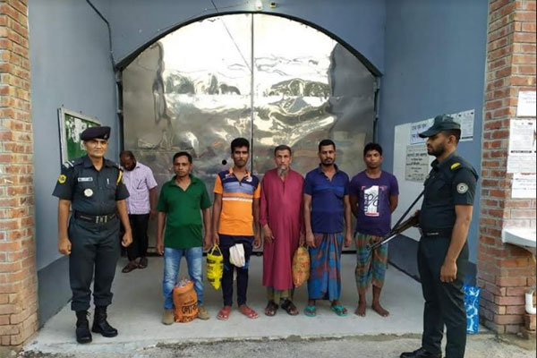 করোনায় ভিড় কমাতে বাগেরহাট 
কারাগারের ১৯ বন্দির মুক্তি
