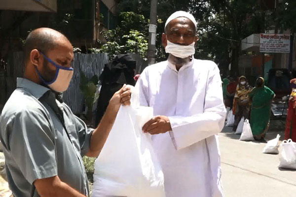 দুই শতাধিক পরিবারকে খাদ্য সহায়তা দিলেন যুদ্ধাহত মুক্তিযোদ্ধা