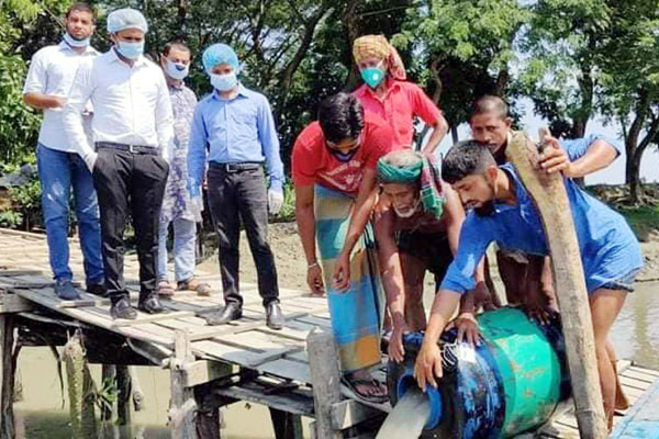 বাকেরগঞ্জে ৪ ব্যারেল রেনুপোনা নদীতে অবমুক্ত করলো প্রশাসন