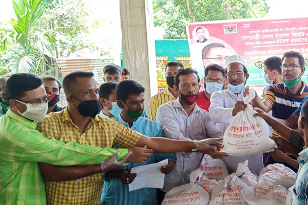 হালুয়াঘাটে পরিবহণ শ্রমিকদের খাদ্য সহায়তা 
