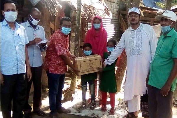 করোনায় বাগেরহাটে প্রাথমিক শিক্ষার্থীদের 
বাড়িতে পৌঁছে দেয়া হচ্ছে ‘স্কুলফিডিং’

