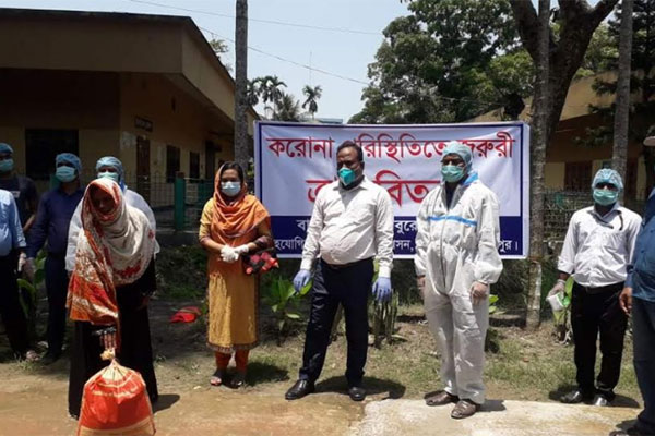 চাঁদপুরে কর্মহীনদের মাঝে খাদ্যসামগ্রী বিতরণ