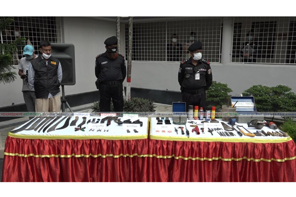 ময়মনসিংহে যুবলীগ নেতাসহ গ্রেফতার ৭, বিপুল পরিমাণ অস্ত্র উদ্ধার