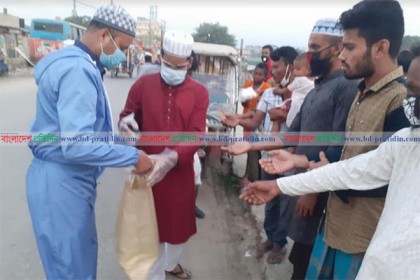 অসহায় মানুষদের হাতে ইফতার তুলে দিলেন সিদ্ধিরগঞ্জ থানার ওসি