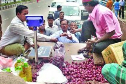 ২৫ টাকায় টিসিবির পিয়াজ বিক্রি শুরু