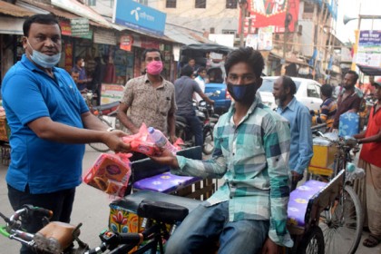 মুসলিম না হয়েও রোজাদারদের
ইফতার করালেন ধুনট থানার ওসি
