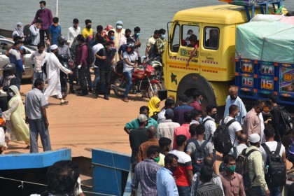 দৌলতদিয়ায় ঢাকামুখী যাত্রীর চাপ, গণপরিবহন না থাকায় পথে পথে ভোগান্তি