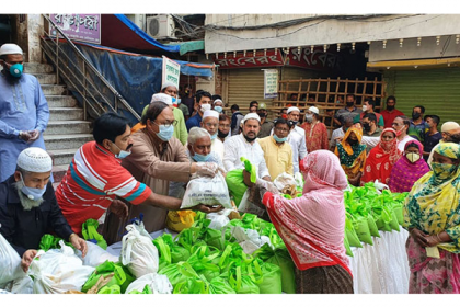 রাজশাহীতে কর্মহীন ১৫০০ পরিবারের মাঝে খাদ্য সামগ্রী বিতরণ