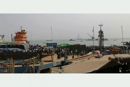 মুন্সীগঞ্জের শিমুলিয়াঘাটে ঢাকামুখী মানুষের ঢল অব্যাহত