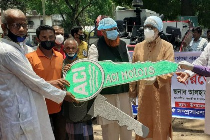 ঘাটাইলে  ভর্তুকিতে ধান কাটার মেশিন পেল কৃষক