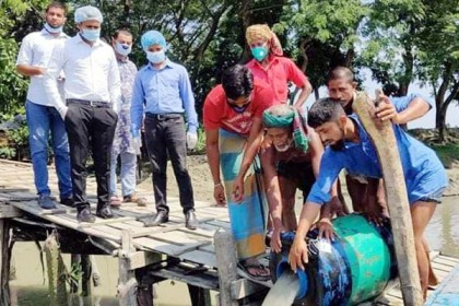 বাকেরগঞ্জে ৪ ব্যারেল রেনুপোনা নদীতে অবমুক্ত করলো প্রশাসন