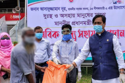 নীলফামারীতে এমপি আসাদুজ্জামান নূরের উদ্যোগে খাদ্যসামগ্রী বিতরণ