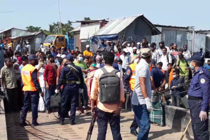 ভোলায় ইলিশা ফেরিঘাটে ফিরিয়ে দেওয়া হচ্ছে ঢাকামুখী যাত্রীদের