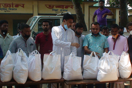 সিরাজগঞ্জে বাস শ্রমিকদের পাশে যুবলীগ নেতা