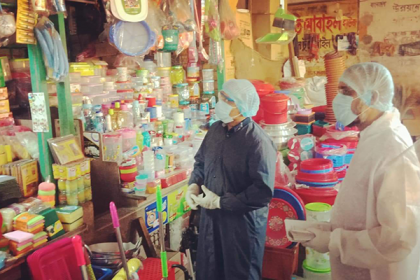 ঢাকা জেলা প্রশাসনের ত্রাণ বিতরণ ও মোবাইল কোর্ট পরিচালনা