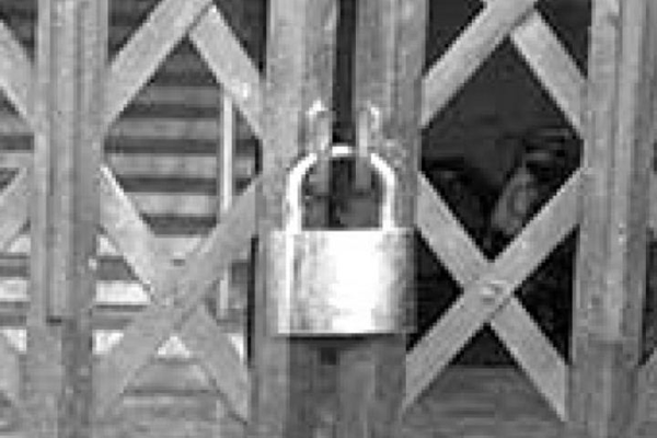করোনায় মৃতের বাড়িতে এলাকাবাসীর তালা, ভেতরে কাতরাচ্ছে শিশুসহ অন্যরা

