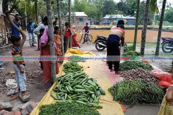 লালমনিরহাটে হতদরিদ্রদের জন্য বিনামূল্যের সবজি বাজার